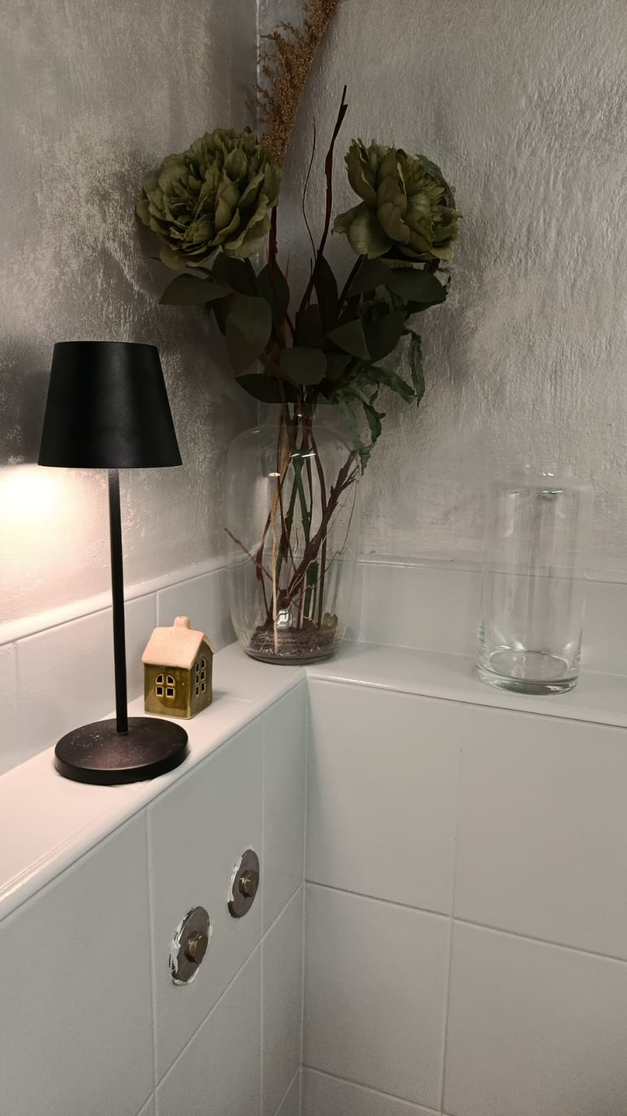 Detail dekorácie – lampa a sušené kvety v interiéri štúdia